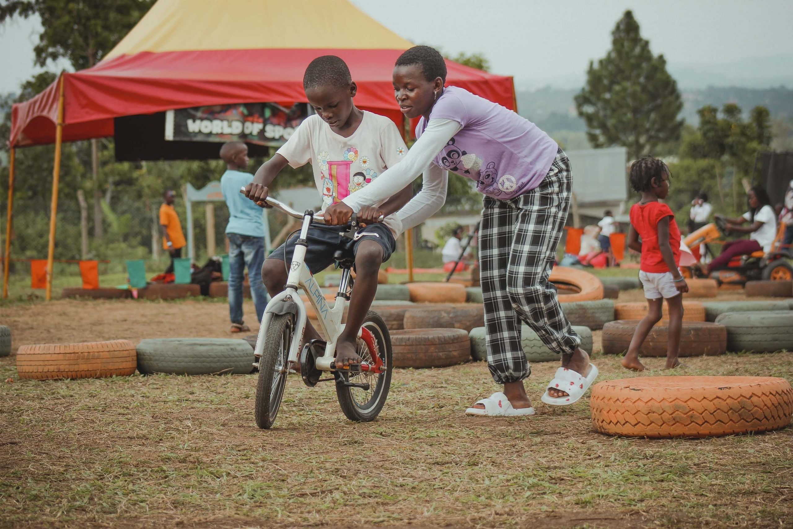 Kinderen spelen op de Tjeko Fun Village in Uganda